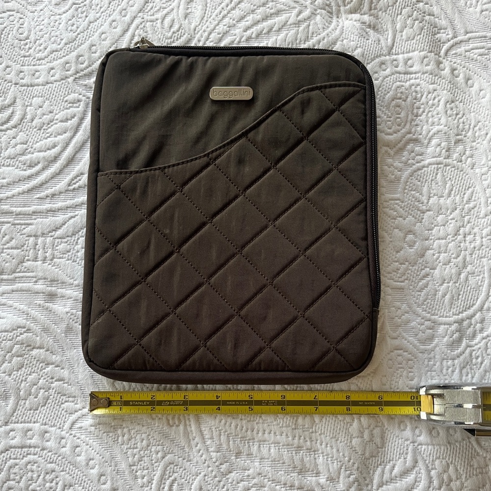 Bagallini Zippered Tablet Sleeve, Chocolate Brown Quilted iPad Cover - Picture 5 of 5